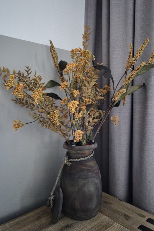 Grote houten pot met kunstbloemen – complete set