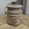 Houten pot met deksel, 11 cm breed en 16 cm hoog, versierd met touw eromheen