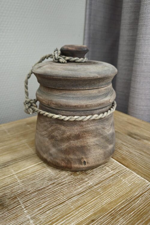 Houten pot met deksel, 11 cm breed en 16 cm hoog, versierd met touw eromheen