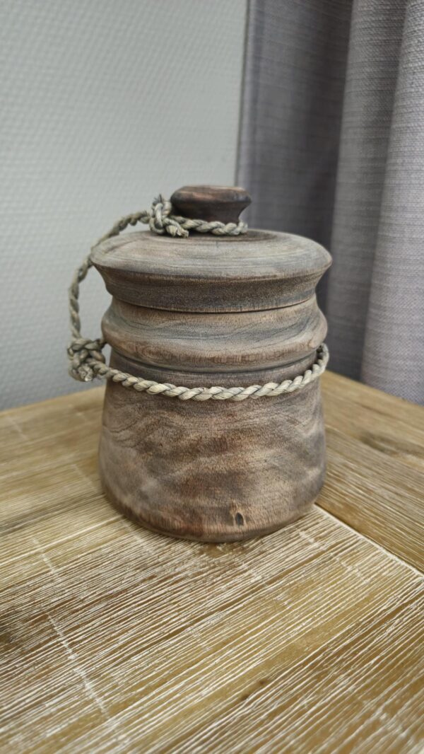 20250307_124104 Houten pot met deksel, 11 cm breed en 16 cm hoog, versierd met touw eromheen