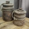 Op de afbeelding is de linker grote houten pot met deksel te zien, 13 cm breed en 20,5 cm hoog