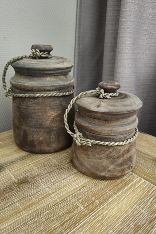 Op de afbeelding is de linker grote houten pot met deksel te zien, 13 cm breed en 20,5 cm hoog