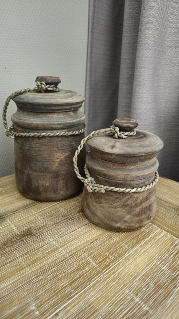 20250307_124119 Op de afbeelding is de linker grote houten pot met deksel te zien, 13 cm breed en 20,5 cm hoog