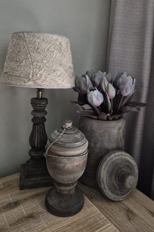 Complete landelijke set – lamp, pot met tulpen en sierpot met deksel