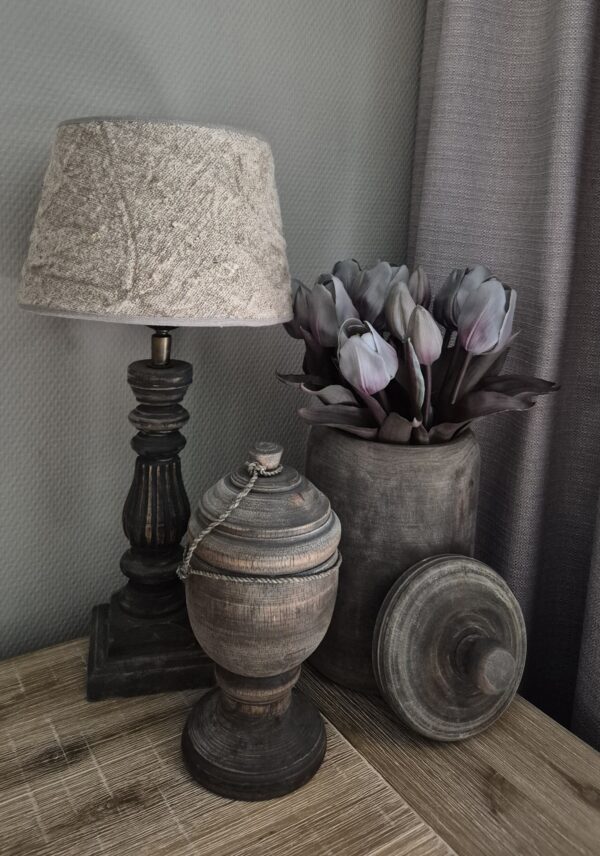 20250705_150527 Complete landelijke set – lamp, pot met tulpen en sierpot met deksel