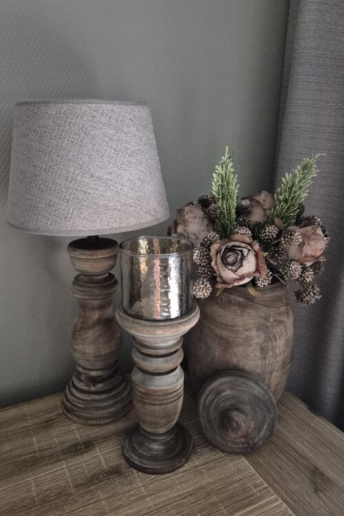 Complete set: Houten lamp met kap + boeket met rozen in houten pot + kandelaar met windlicht