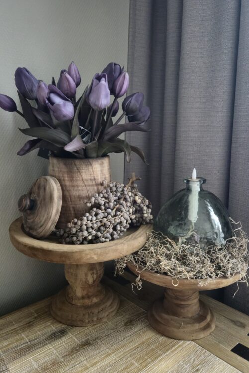 Rustieke elegantie: een warme blikvanger met hout, glas en paarse accenten