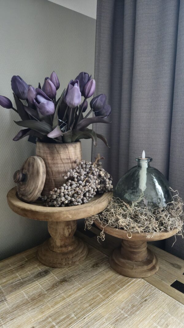 Rustieke elegantie: een warme blikvanger met hout, glas en paarse accenten