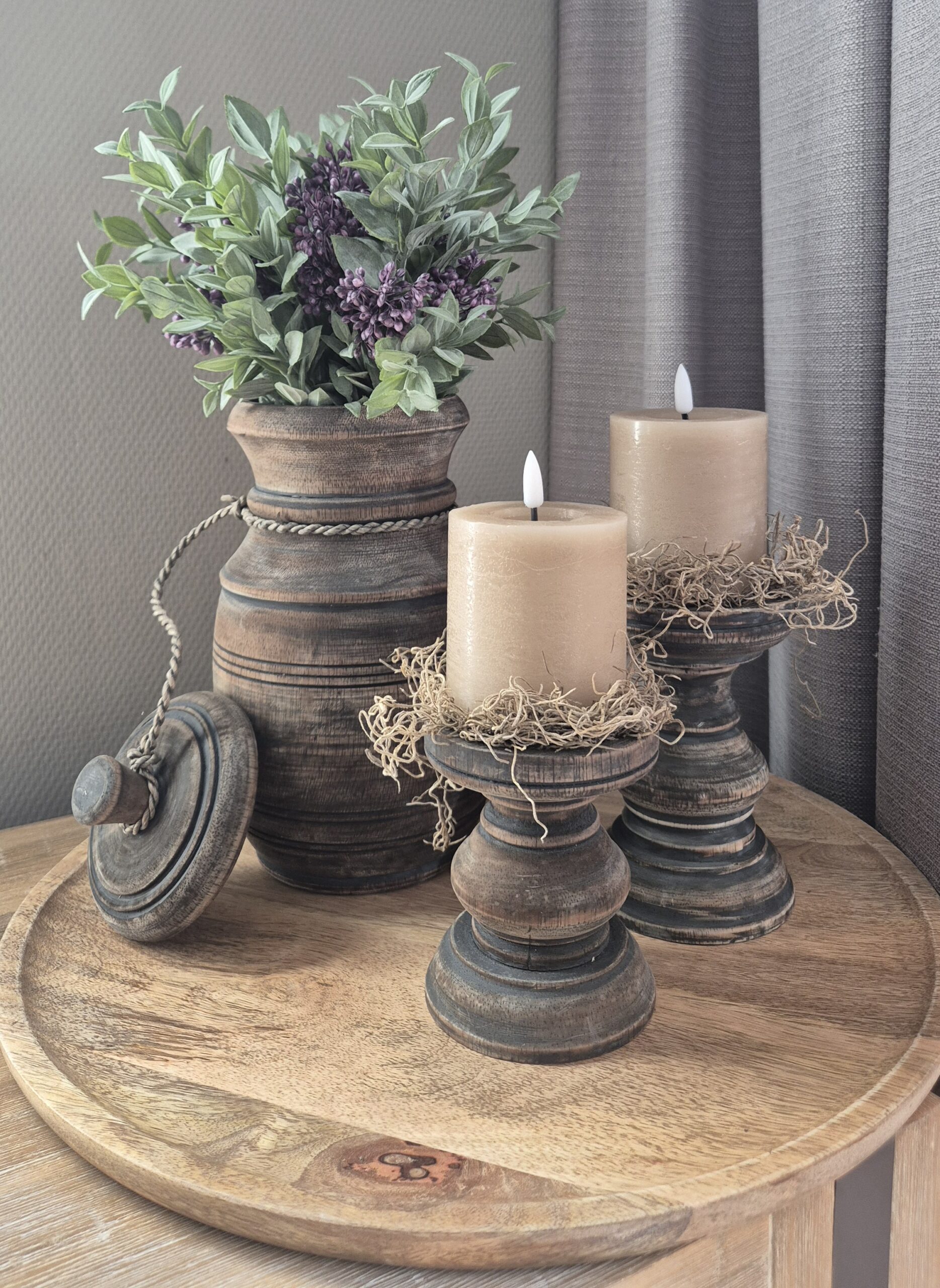 Sfeervolle woonset met houten details en kunstbloemen