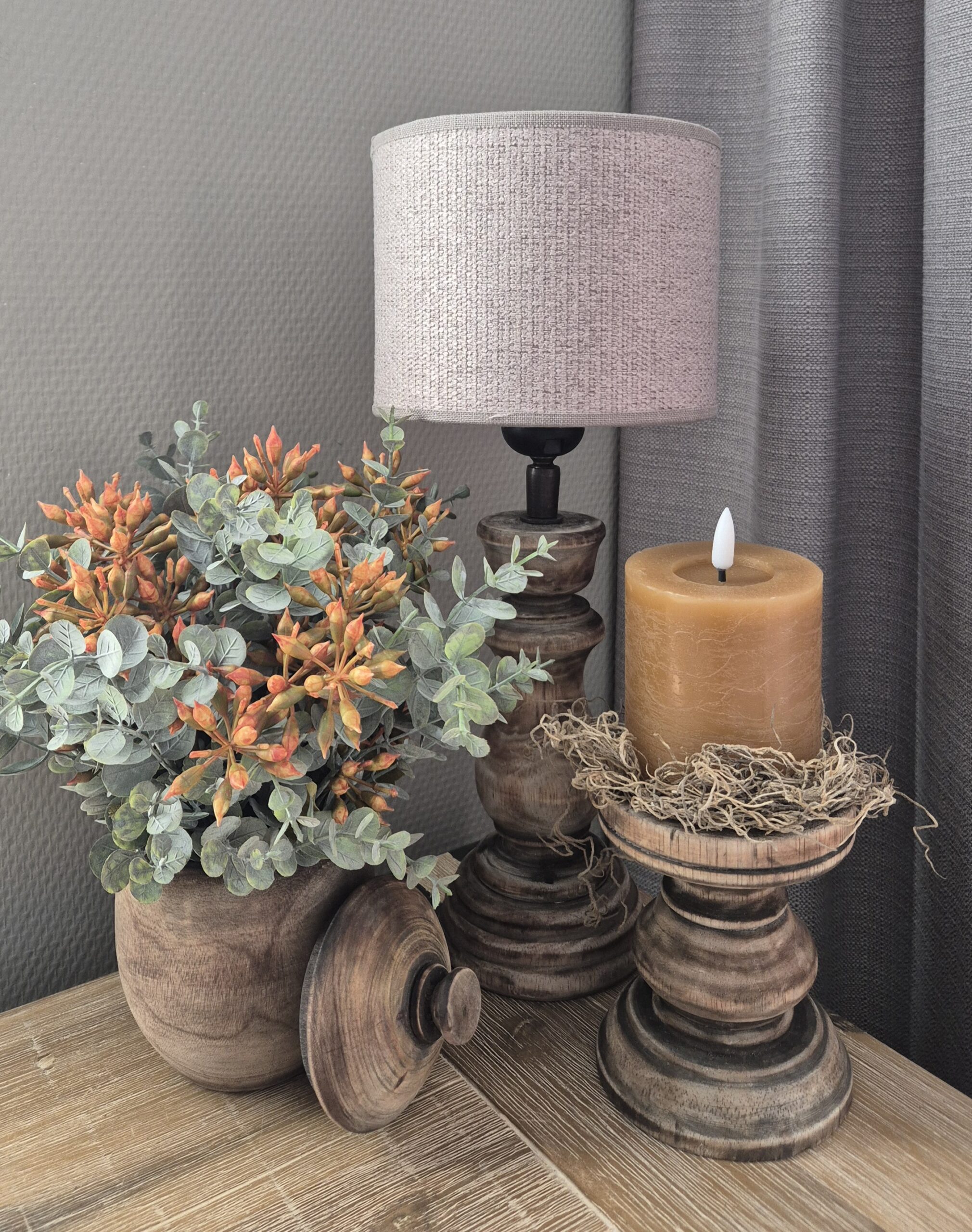 Kleine sfeerset met lamp en bloemen