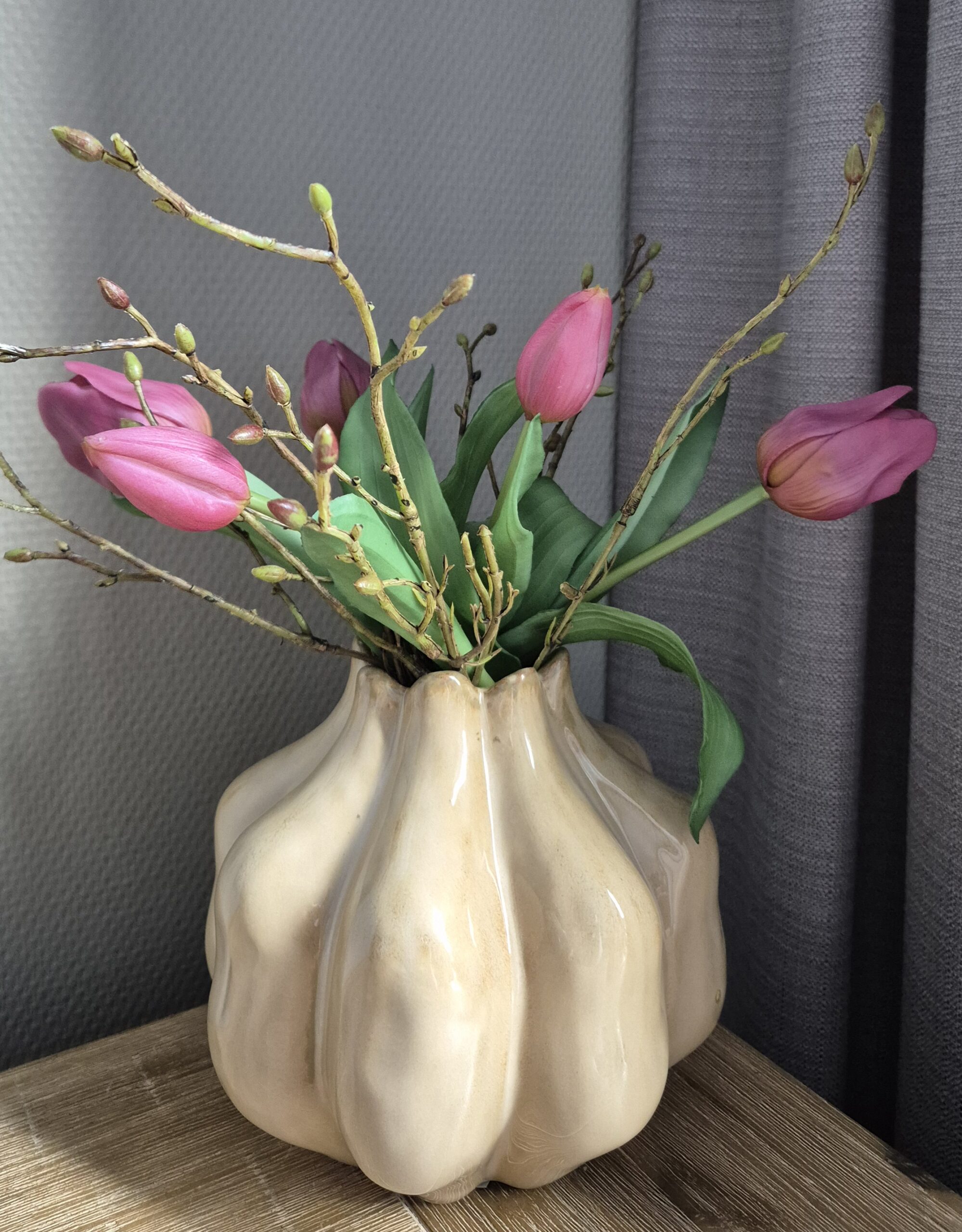 Vaas met roze tulpen