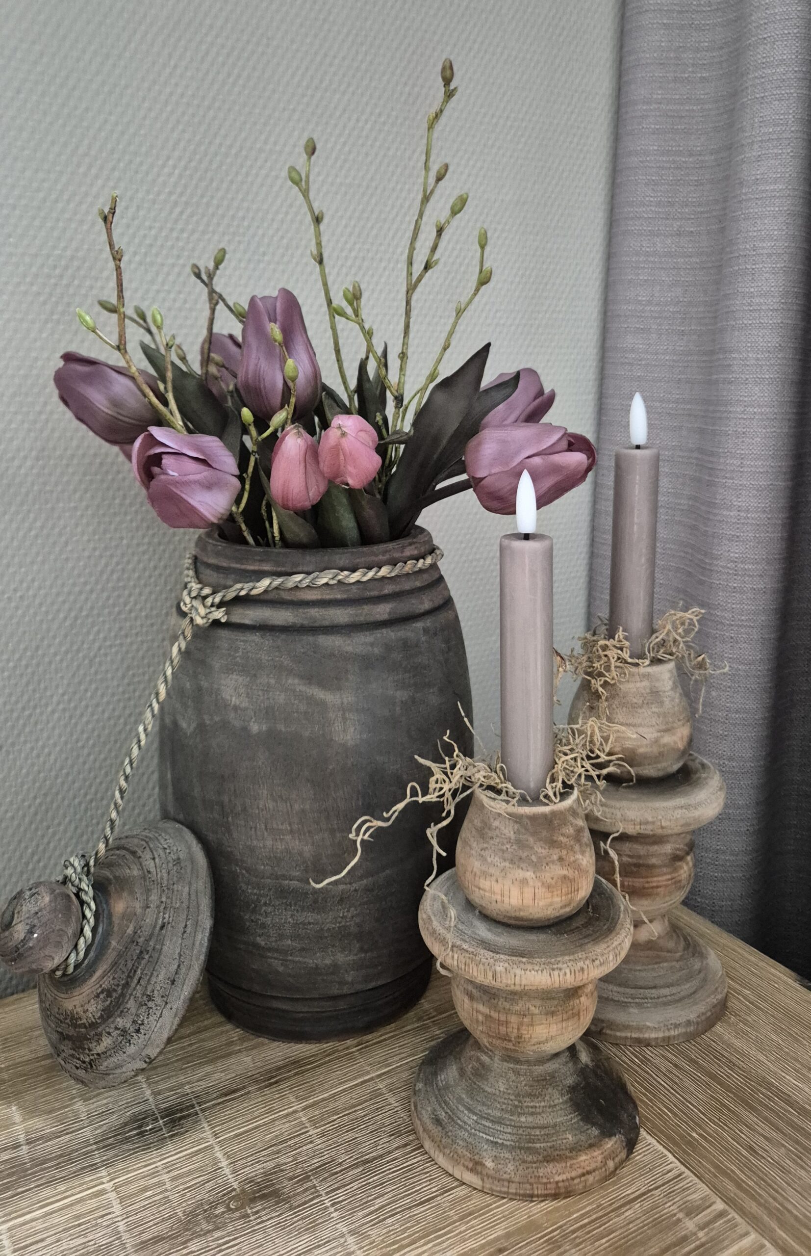 Houten pot met kunsttulpen & kandelaren – complete set