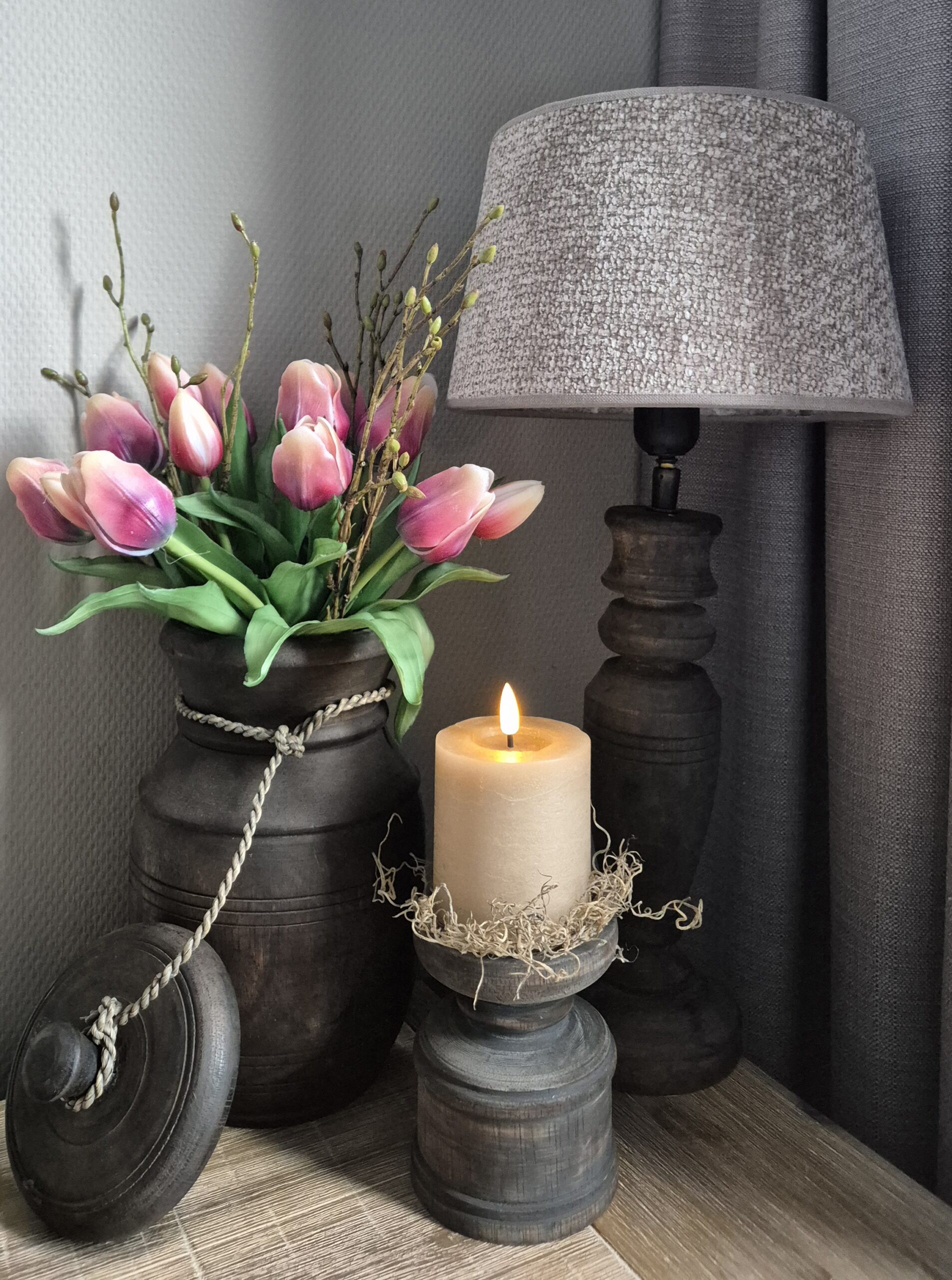 Complete set woondecoratie met boeket van tulpen