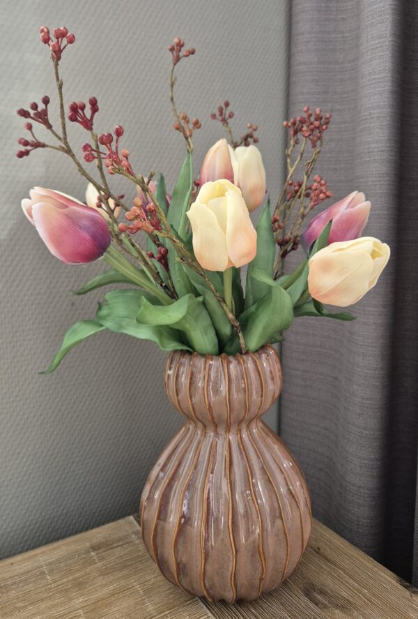 Mooie set – stenen vaas met tulpenboeket