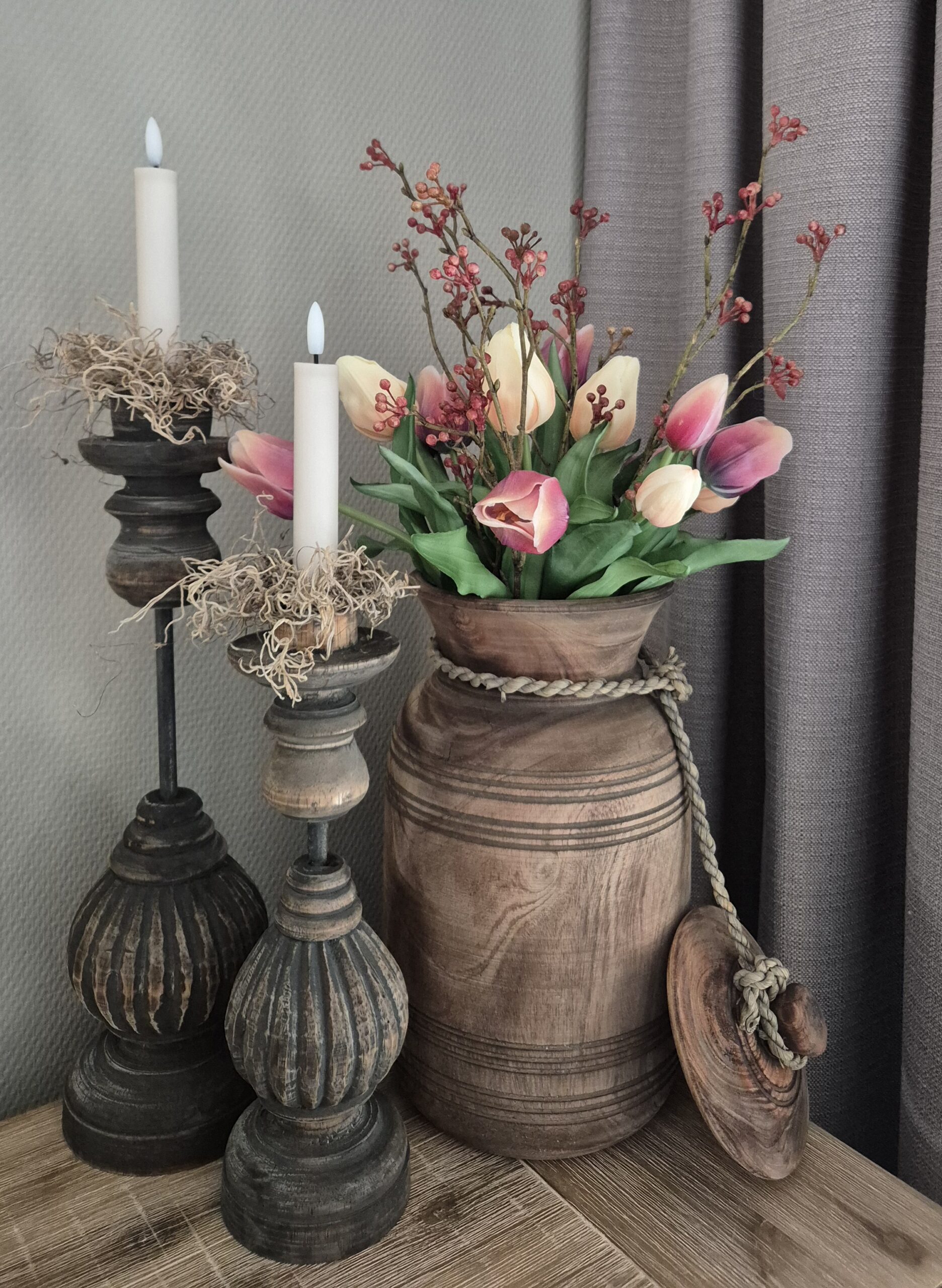 Sfeervolle complete set in lichte kleur – houten decoratie met tulpen en kandelaren