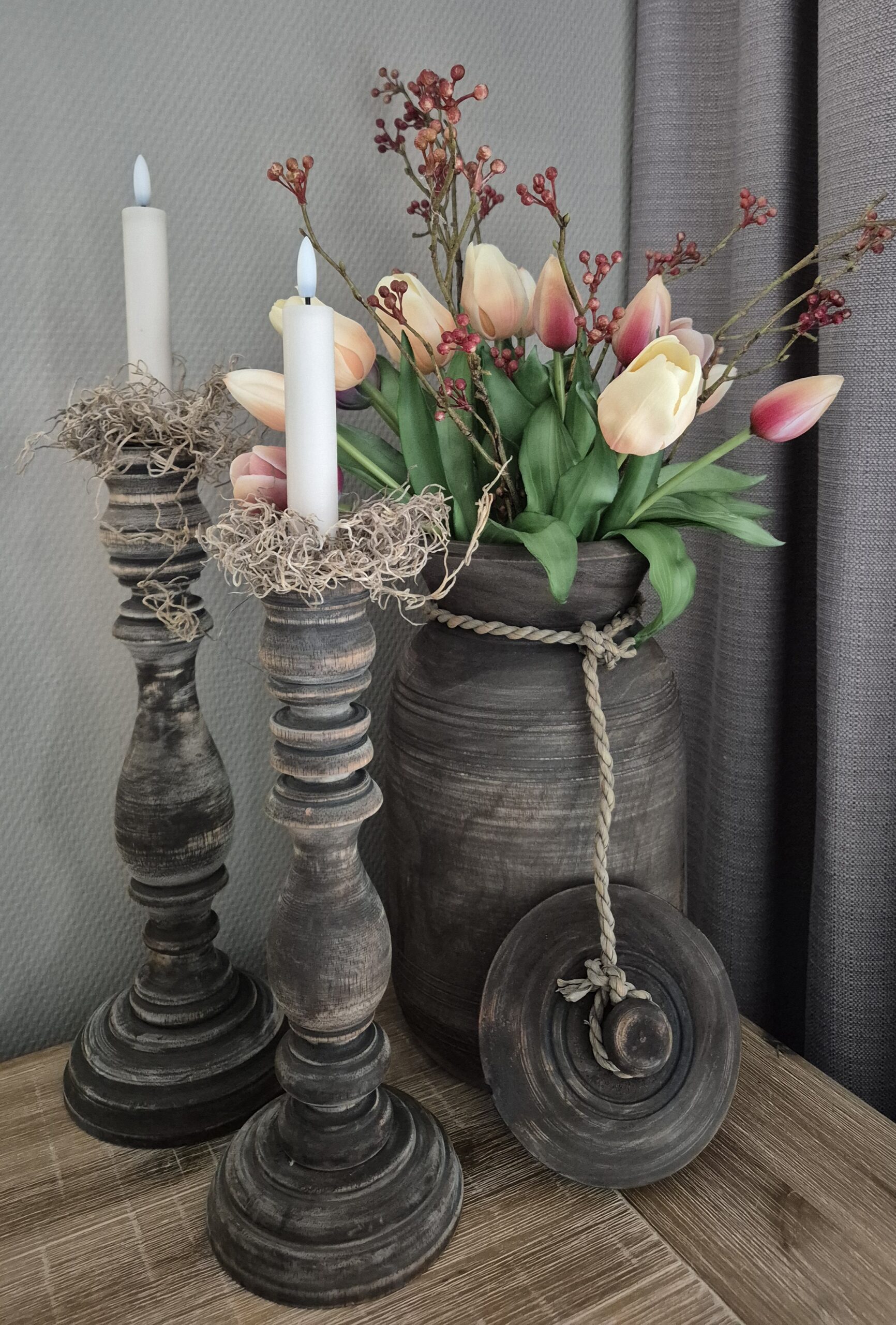 Sfeervolle complete set in donkere kleur – houten decoratie met tulpen en kandelaren