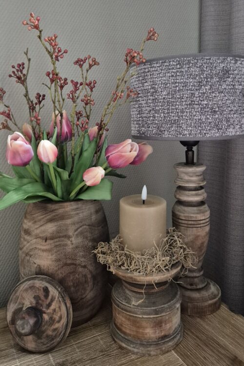 Set met houten pot en tulpenboeket