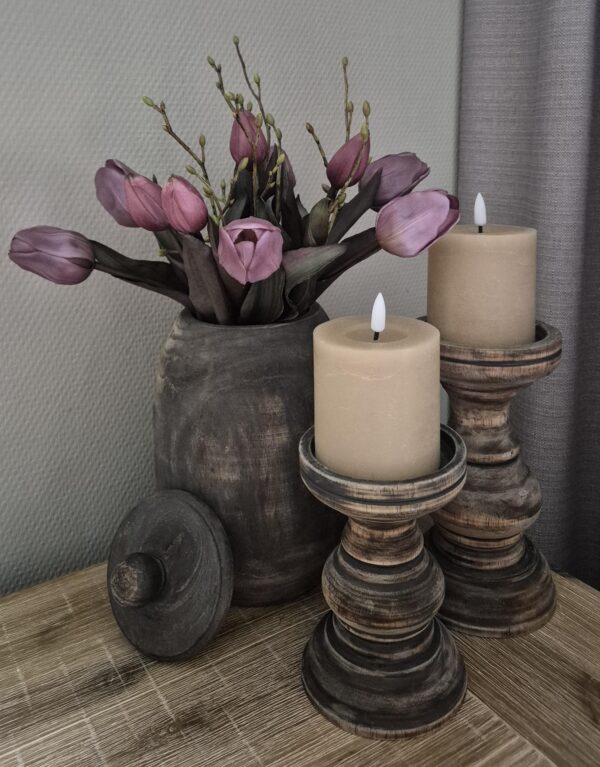 Complete set met houten vaas en tulpenboeket