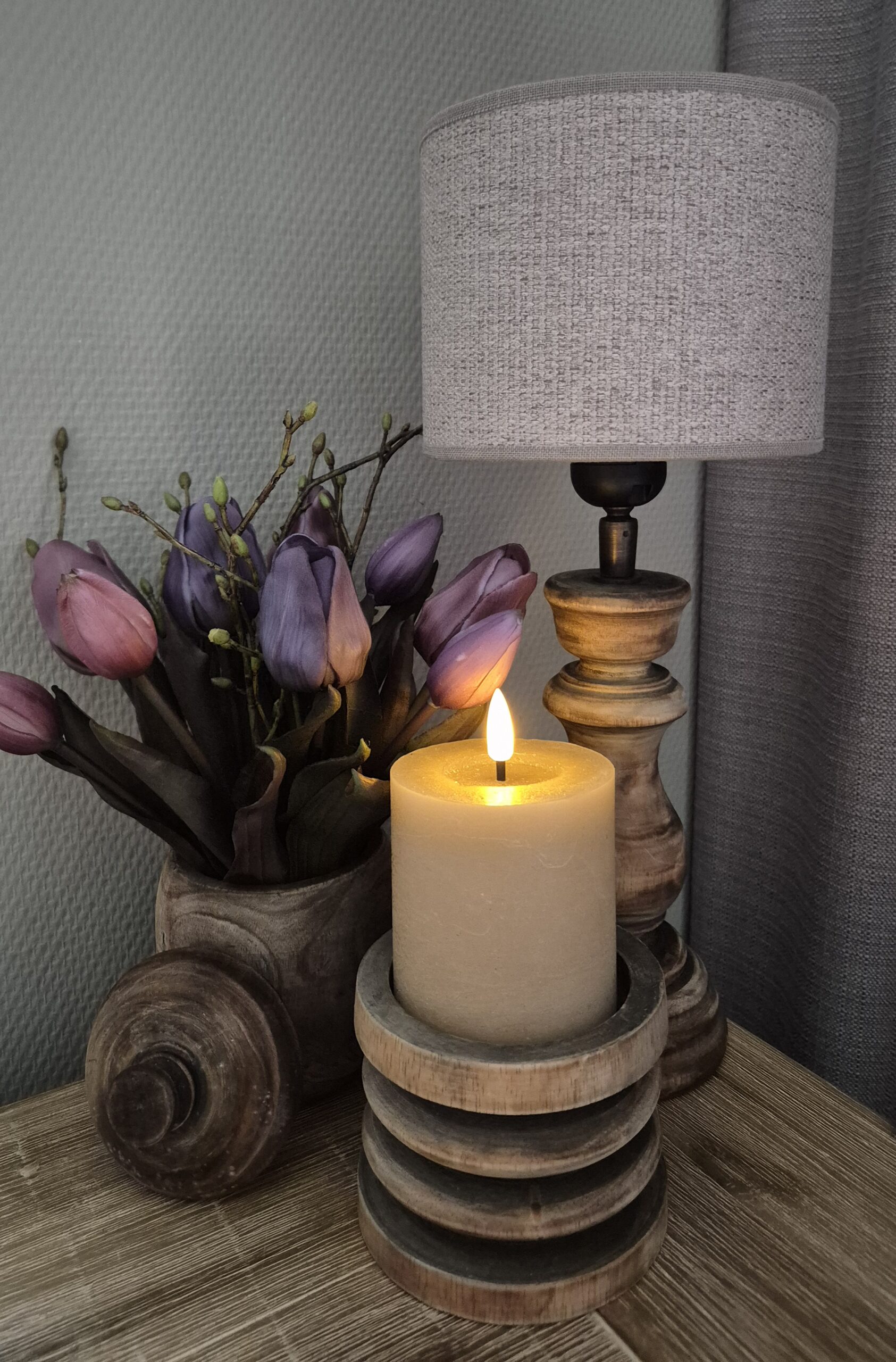 Kleine complete set met houten lamp en tulpenboeket
