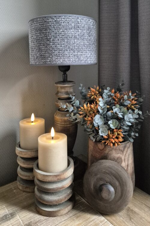 Complete set met houten lamp en bloemstuk