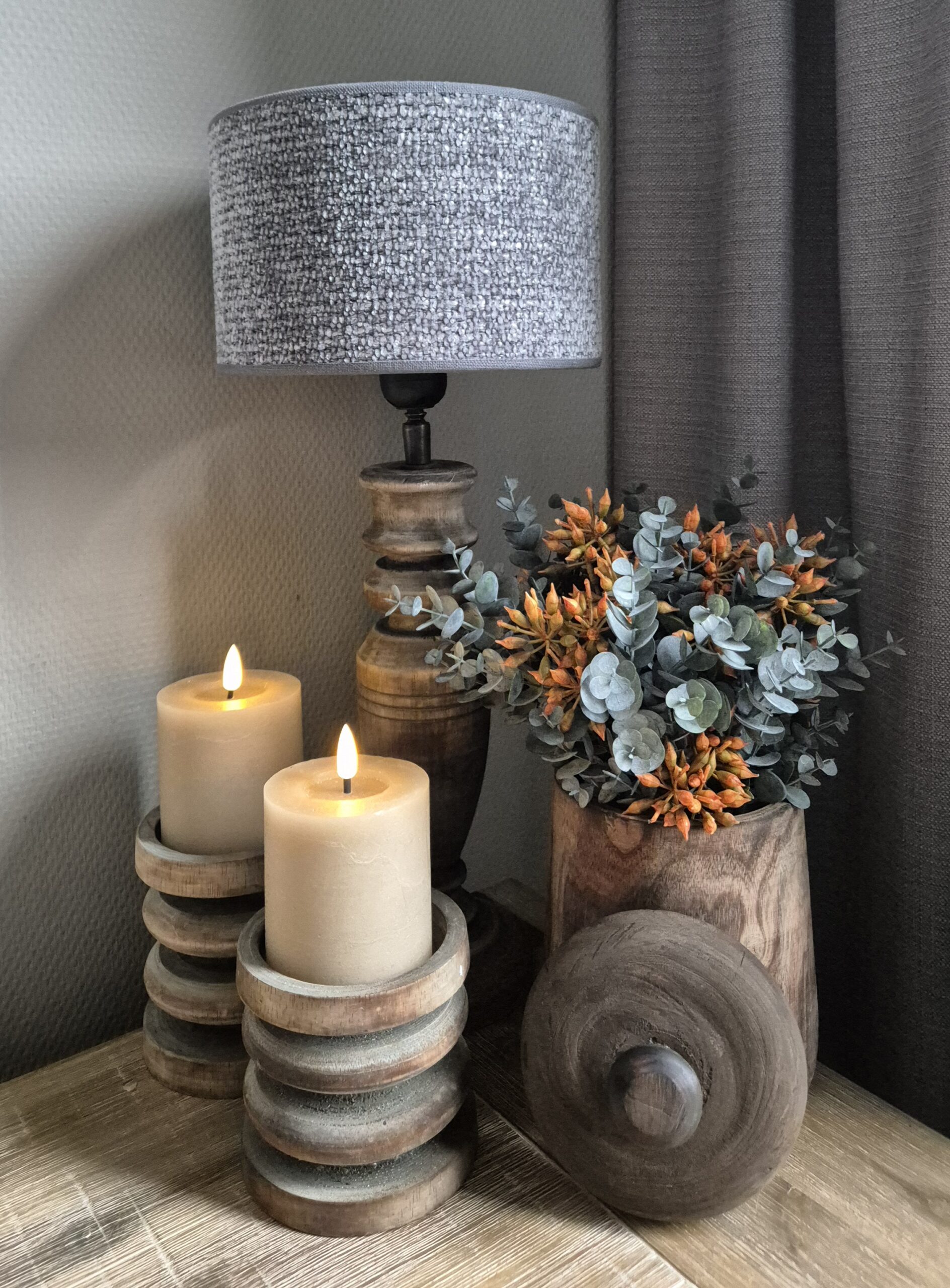 Complete set met houten lamp en bloemstuk