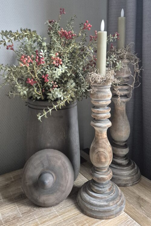 Decoratieve Set: Houten Kandelaars met Bloemstuk