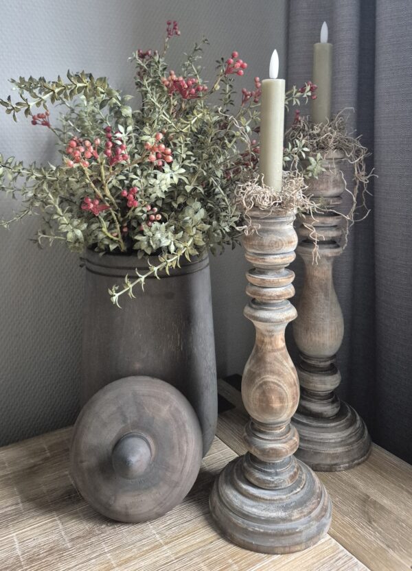 Decoratieve Set: Houten Kandelaars met Bloemstuk