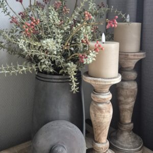 Elegante Houten Kandelaars met Bloemstuk