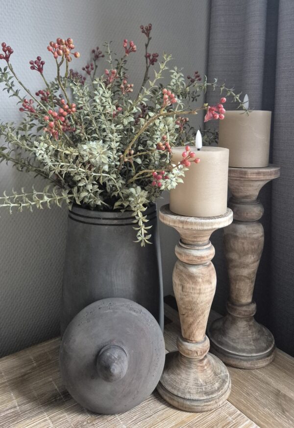 Elegante Houten Kandelaars met Bloemstuk