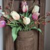 Compleet met tulpenboeket