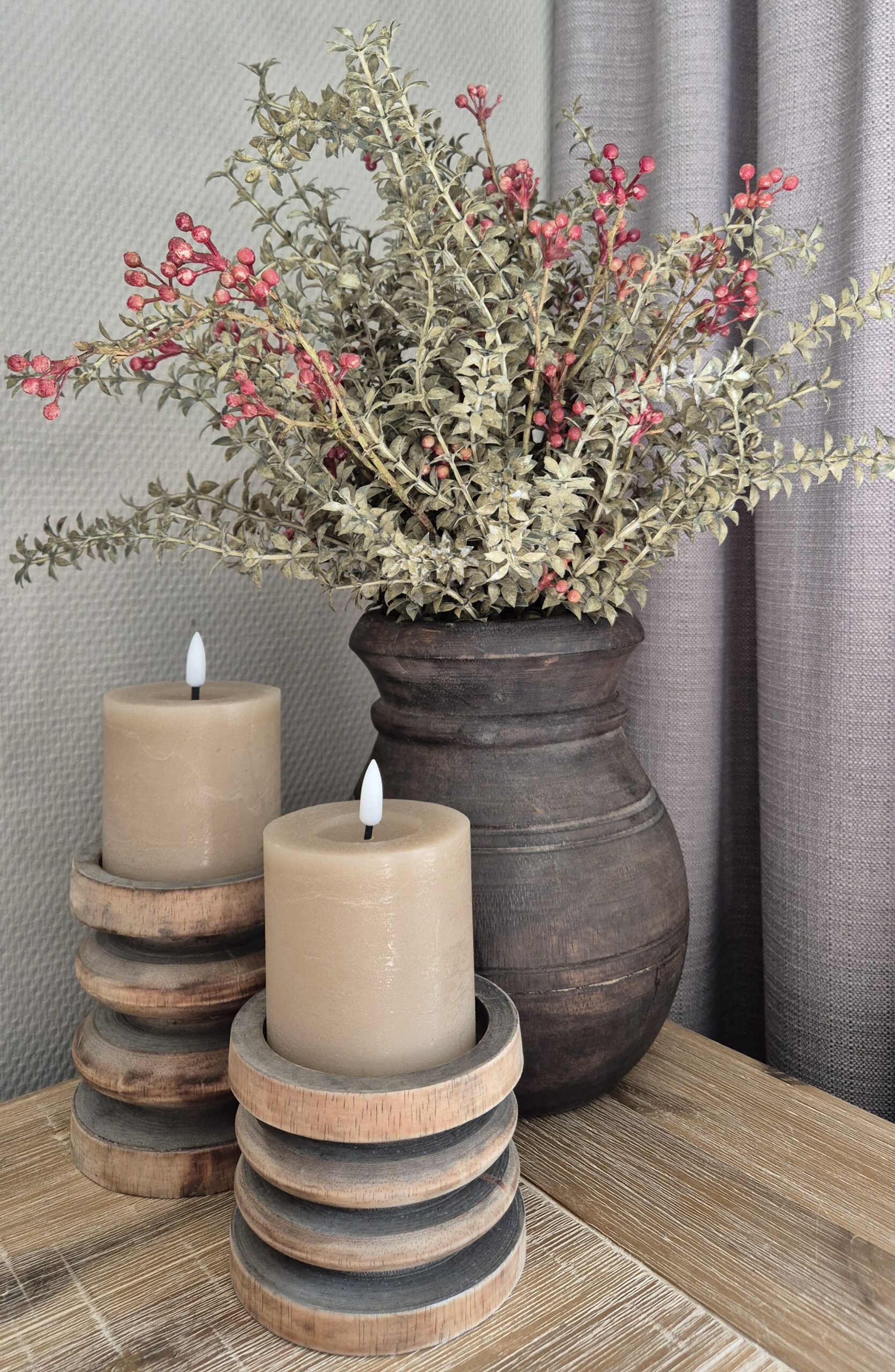 Complete decoratieset met houten pot, boeket en kandelaren