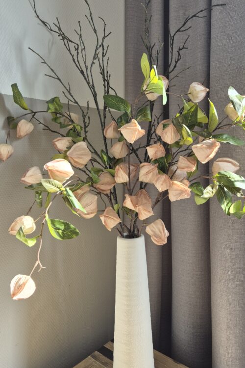 Witte vaas met kunstbloemen