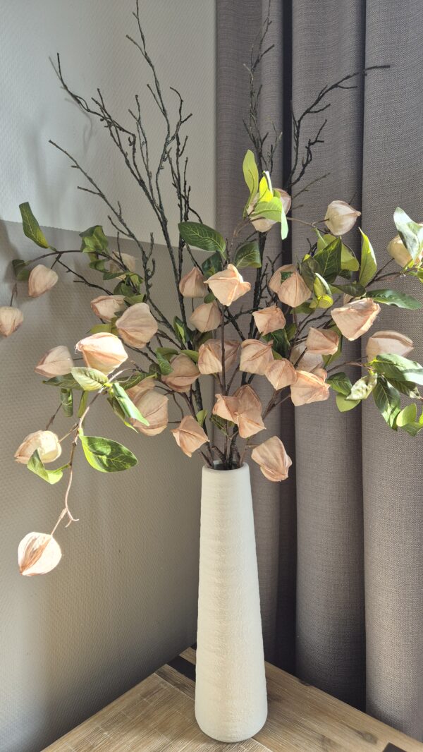 Witte vaas met kunstbloemen