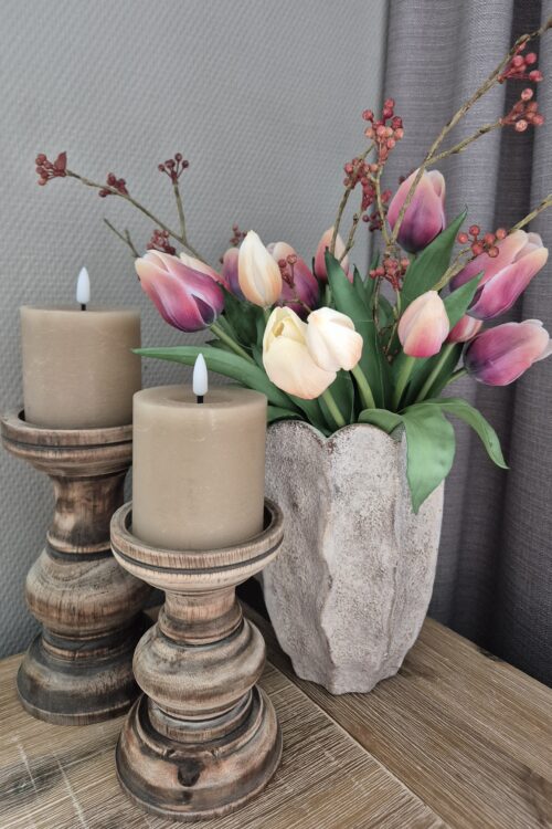 Stenen vaas met bijpassend boeket en houten kandelaren