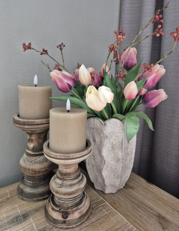 Stenen vaas met bijpassend boeket en houten kandelaren