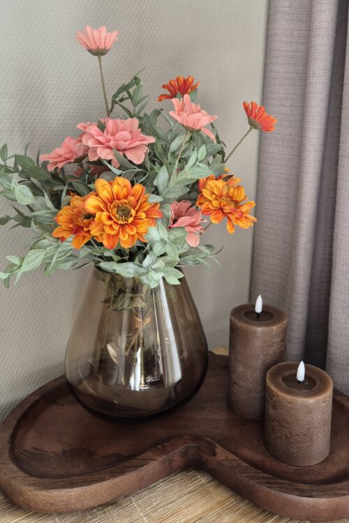 Warme vaas met bijpassend bloemenboeket en sfeervolle accenten