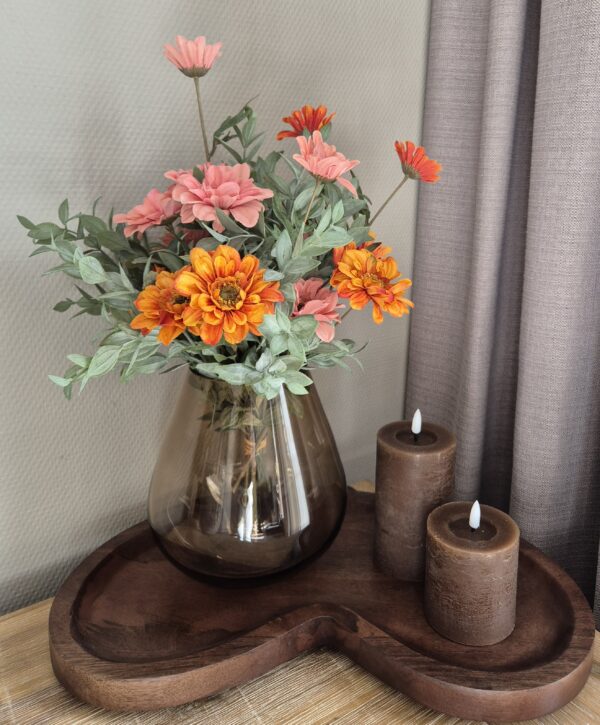 Warme vaas met bijpassend bloemenboeket en sfeervolle accenten