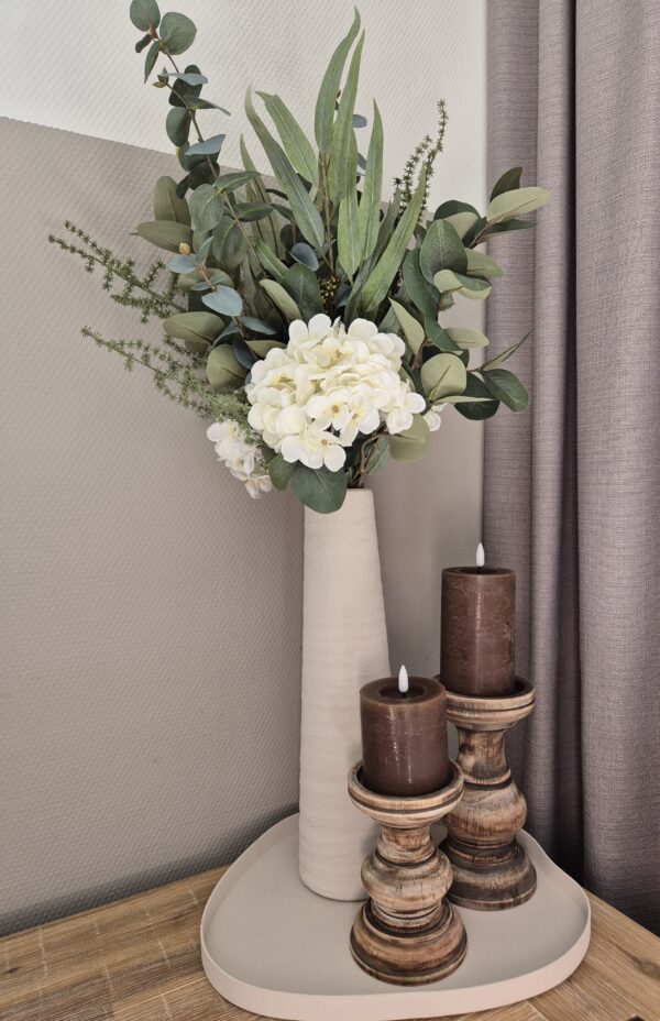Stijlvolle vaas met wit boeket en sfeervolle accessoires