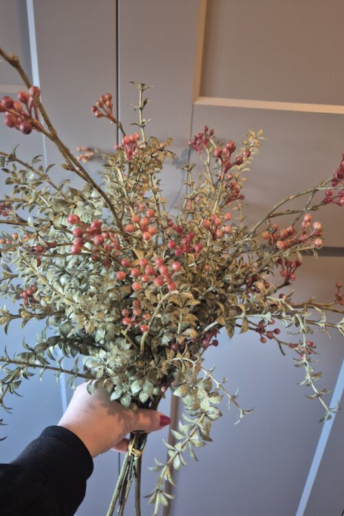 Groen boeket met rode besjes