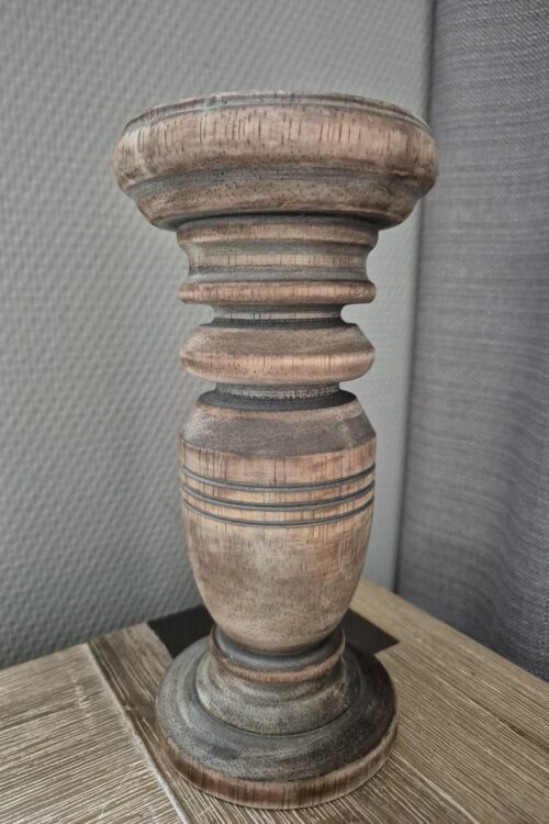 Houten kandelaar van 20 cm hoog en 9,5 cm breed