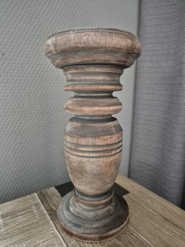 Houten kandelaar van 20 cm hoog en 9,5 cm breed
