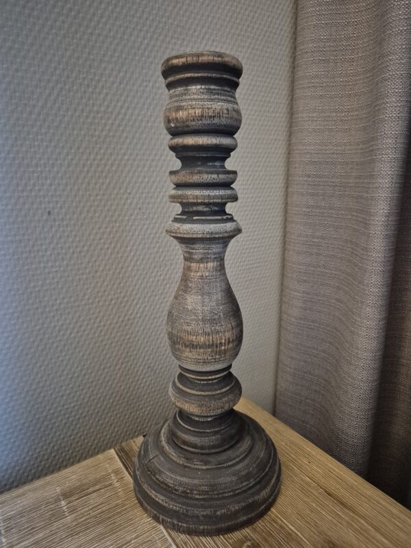Houten kandelaar van 30 cm hoog en 11,5 cm breed