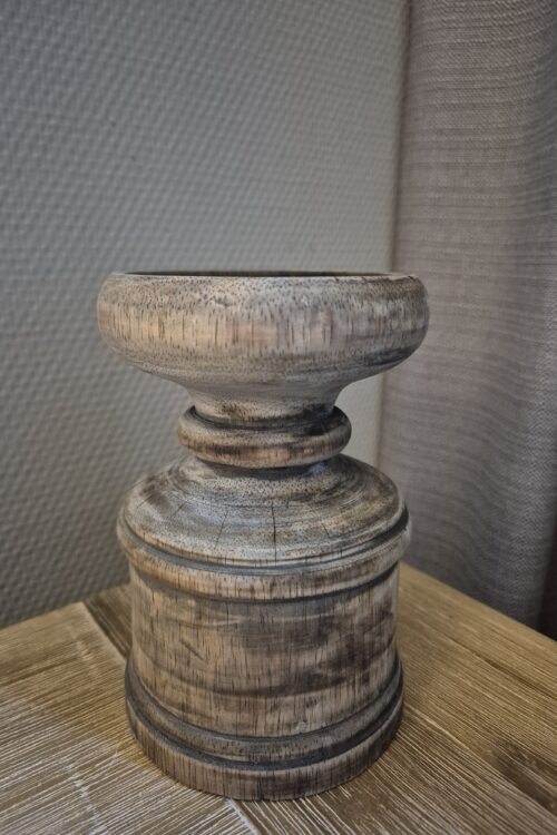 Houten kandelaar van 15 cm hoog en 10 cm breed
