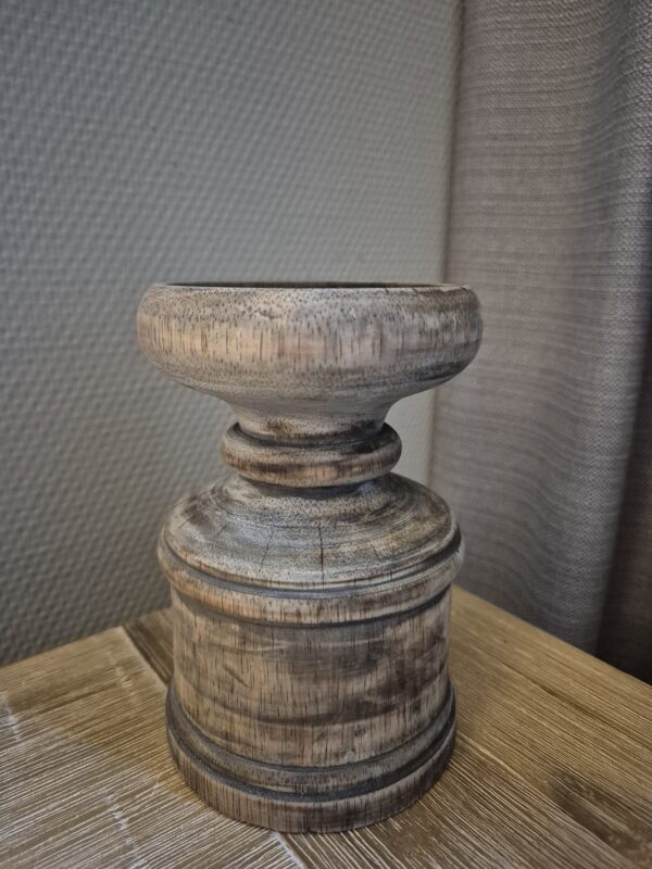 Houten kandelaar van 15 cm hoog en 10 cm breed