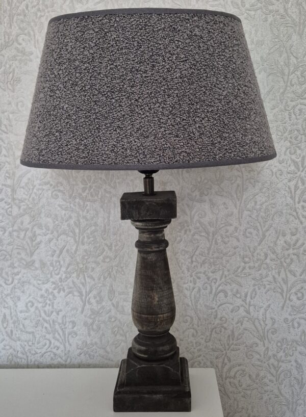 Mooie stoere houten lamp met grijs/bruine lampenkap