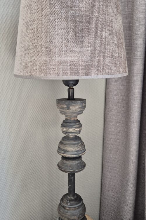 Mooie grote houten lamp met lampenkap