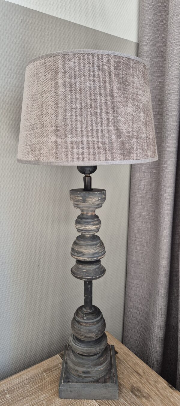 20260401_100127 Mooie grote houten lamp met lampenkap