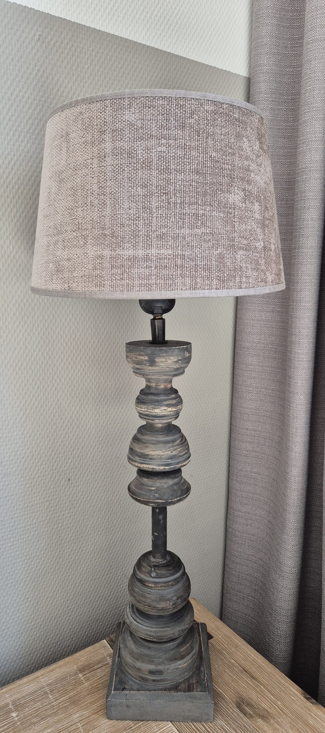 Mooie grote houten lamp met lampenkap