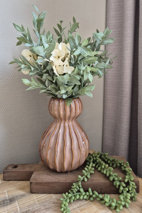 Decoratieve set op houten plank met vaas en boeket