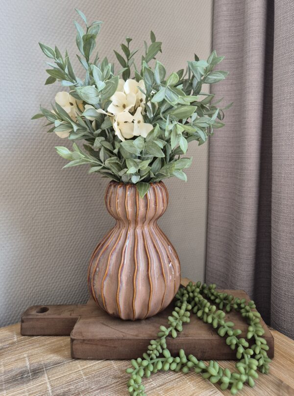 20260427_111544 Decoratieve set op houten plank met vaas en boeket